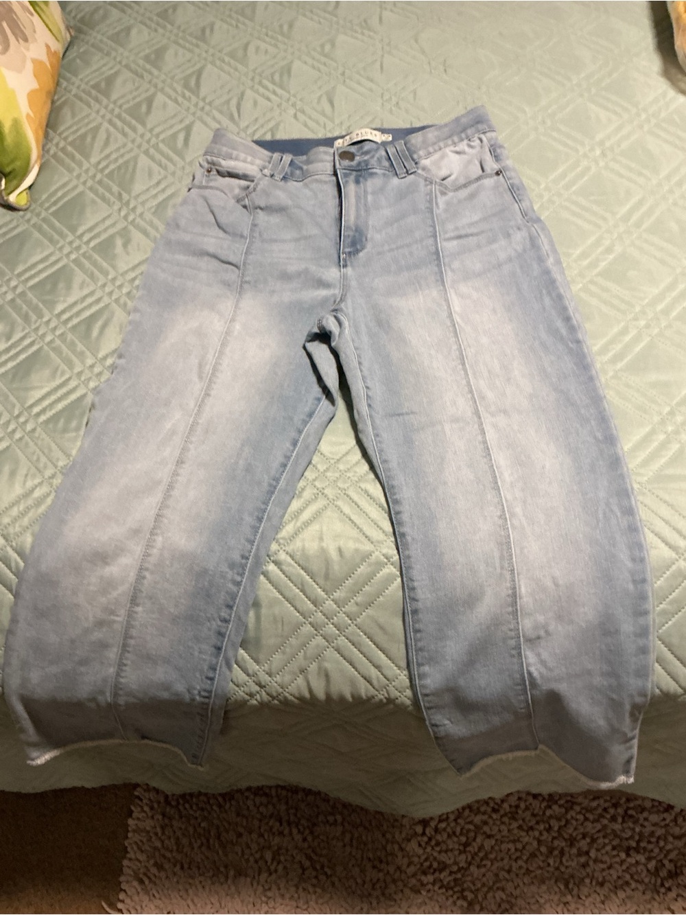 Light Wash Cropped Women's Jeans - High-Rise Ankle Cut